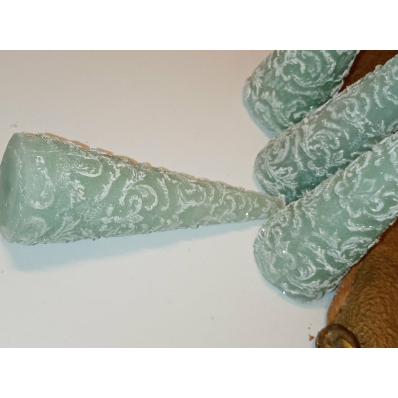 Kúp alakú domború nyíl mintás díszgyertya türkiz színben